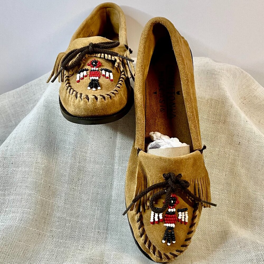 NWOT Minnetonka Tan Cally Thunderbird Moccasins – Beaded Suede Slip-Ons Size 9